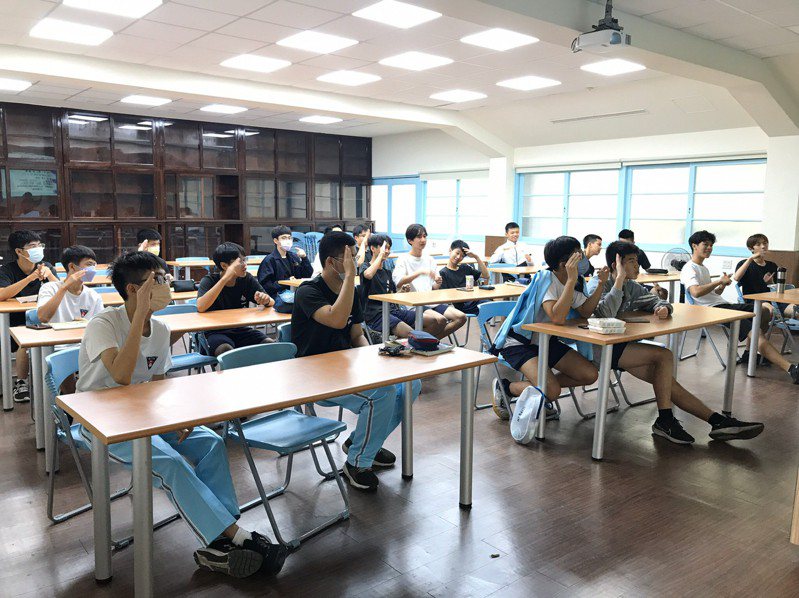 高中本土語自111學年起必修二學分，每周至少一節課，卻有不少學生選修非母語的「台灣手語」。圖／台南一中提供