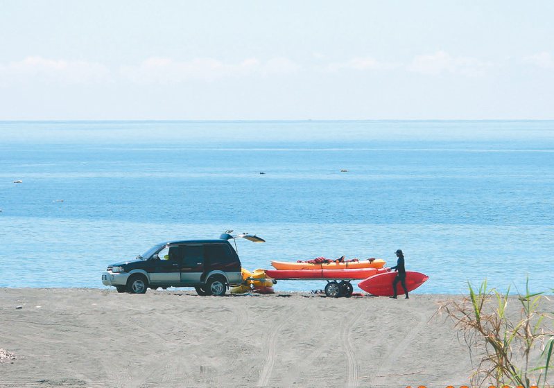 獨木舟業者把玩水設施及車輛擺放在南澳神祕沙灘，占用國有地，國產署蒐證後送宜蘭縣政府展開追查，違法屬實就開罰。圖／讀者提供