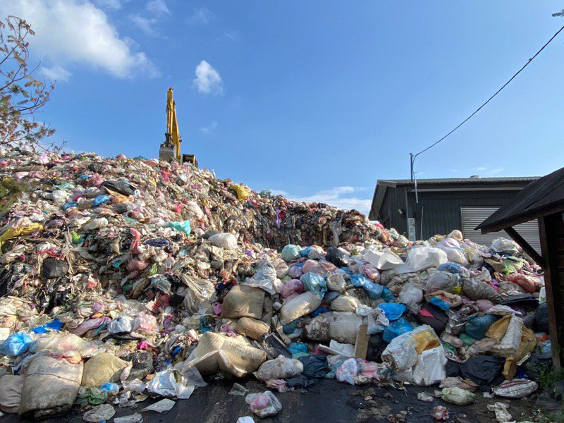 南投埔里因無垃圾臨時堆置場，全鎮垃圾僅能放在清潔隊辦公室旁，如今堆成一座垃圾山。圖／埔里鎮公所提供