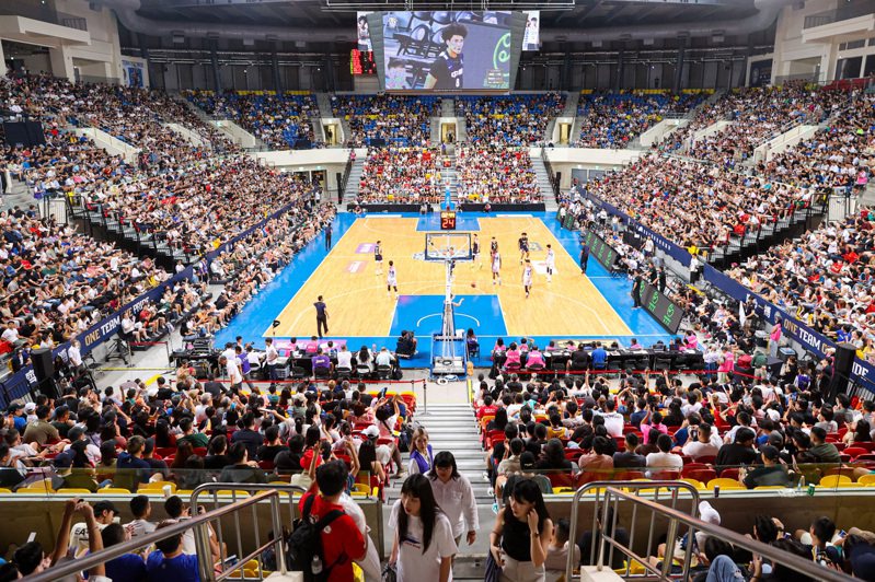瓊斯盃在台北和平籃球館進行，吸引大批球迷到場觀戰。 中央社