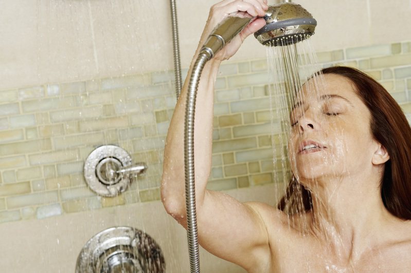 一名女子在飯店內洗澡時，驚覺臭味，猛然一看，才發現花灑上黏有異物。圖為示意圖，與該起事件無關。圖片來源：Ingimage