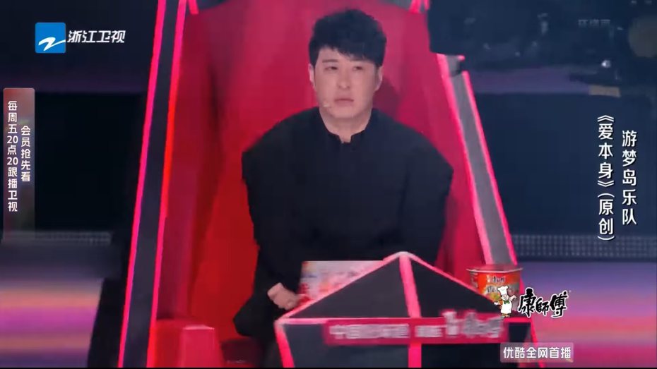 潘瑋柏在新一季「中國好聲音」擔任導師，他手還放在腿上沒有按鈕，椅子就自動轉過去。 圖／擷自YouTube
