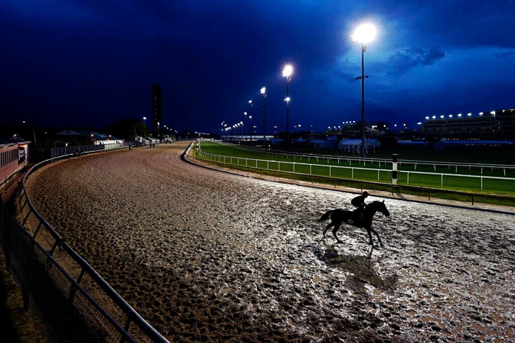 圖為 2022 年，美國肯塔基州的賽馬場上，正在雨中接受訓練的馬匹。 圖／美聯社...