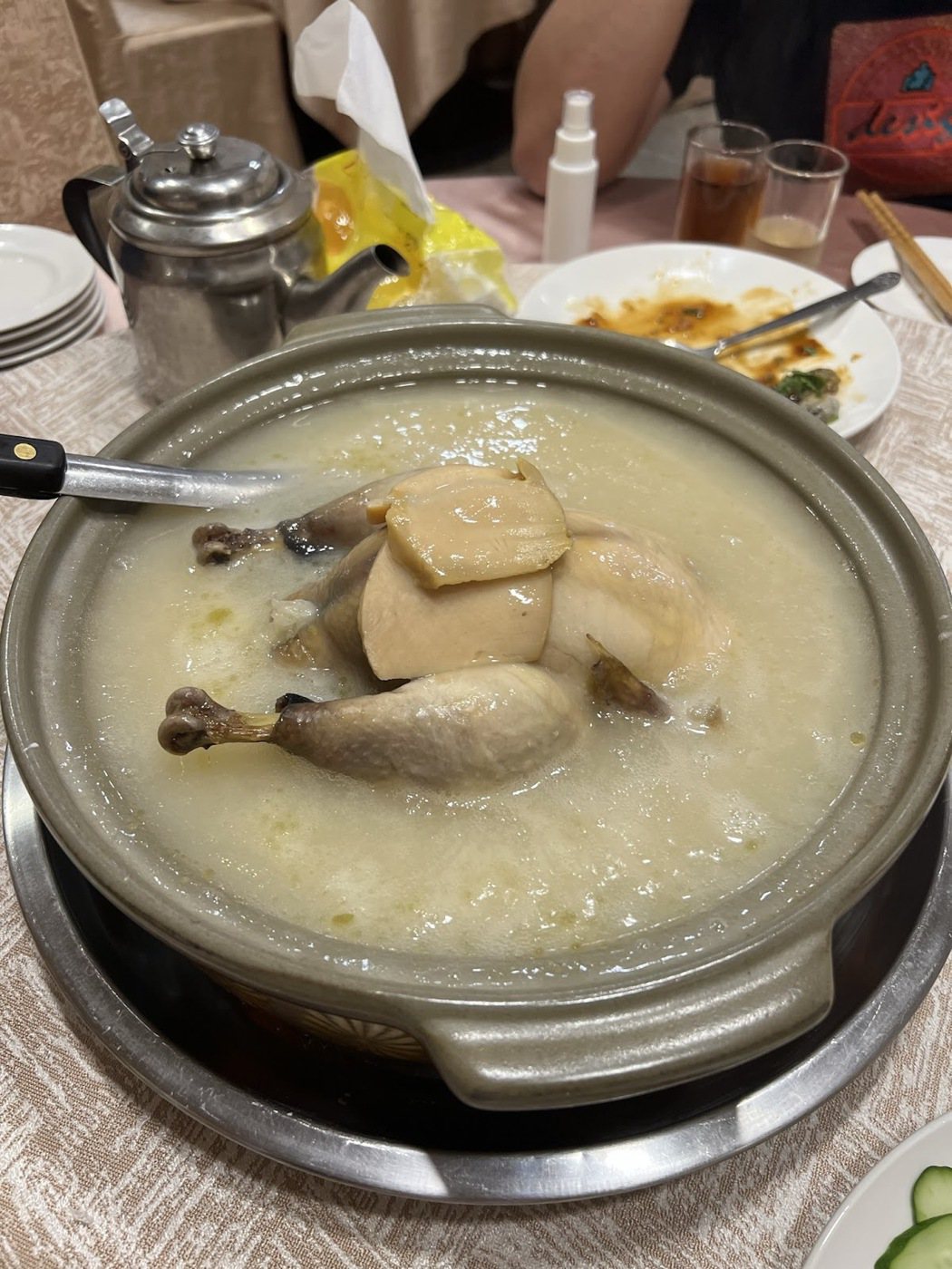 AKIRA的精選菜色／明福台菜海產-鮑魚糯米雞湯。圖／AKIRA 提供