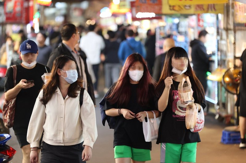 新冠肺炎疫情趨緩，民眾紛紛脫下口罩，造成近兩周類流感疫情上升。本報資料照片