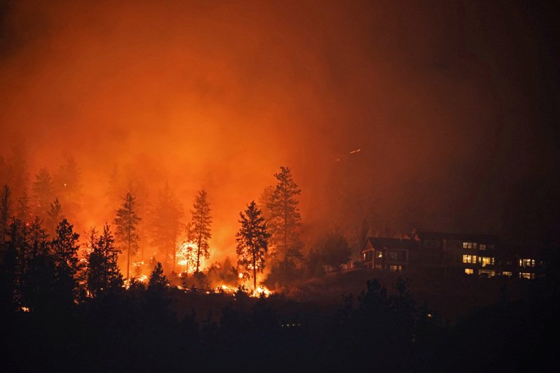 原本湖光山色的加拿大基羅納連日處在煙火瀰漫中，該地區最少3萬5000人被迫緊急撤離，暫時棲身在政府和社區安排的臨時避難所。路透