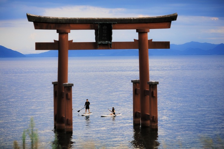 遊日本｜琵琶湖上夢幻絕景！  SUP立式划槳拜訪水中鳥居