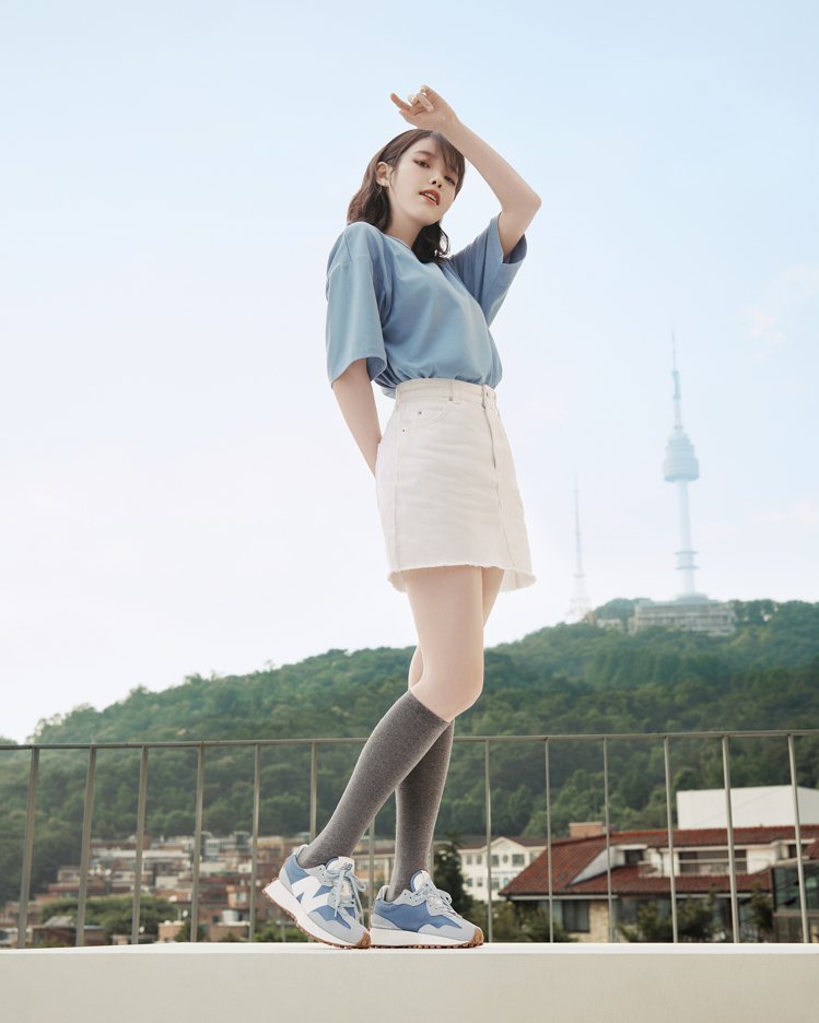New Balance品牌大使IU李知恩透過ONE-TONE色系穿搭散發氣質魅力，讓人不自覺的心動。圖／New Balance提供