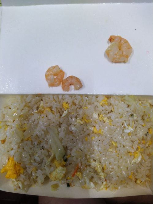 有網友在高雄光華夜市買了蝦仁炒飯，挖開整盒飯，只發現3隻小蝦仁，感到物價貴。翻攝臉書爆料公社