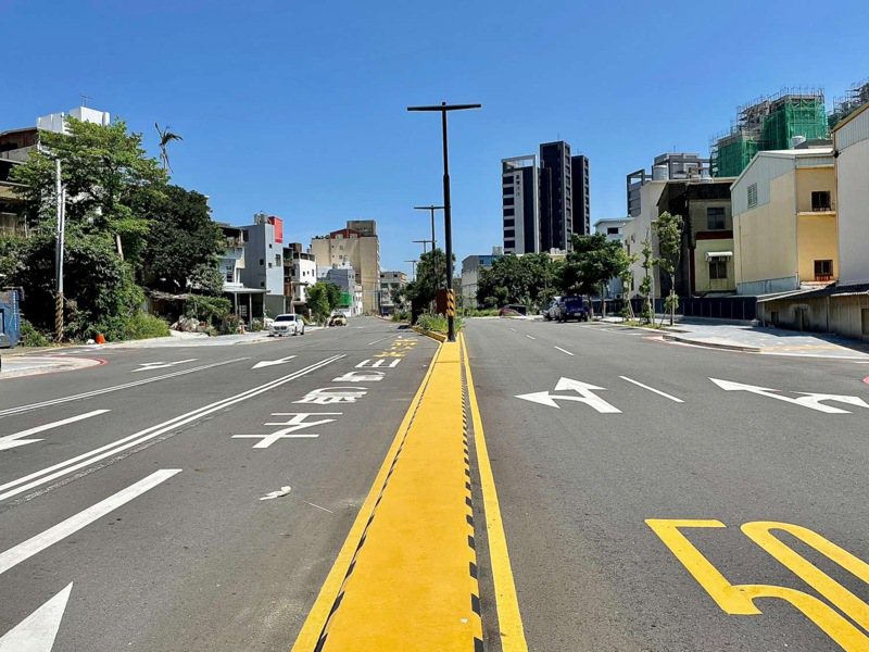 新竹市公道三路於底層瀝青加入廢玻璃砂再生粒料。圖／竹市府提供