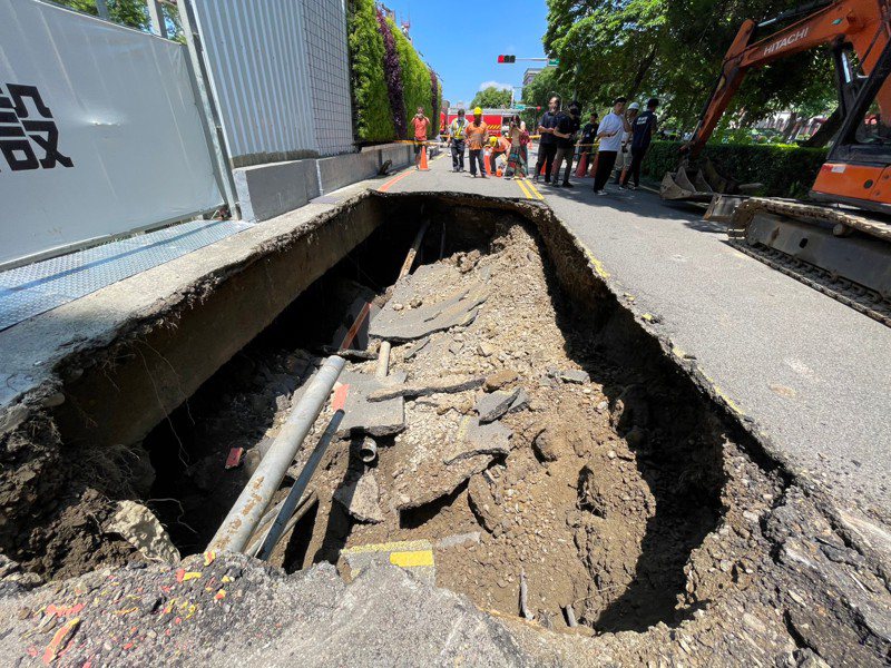 建商工地人員懷疑是道路自來水管線爆裂造成道路塌陷。記者黃羿馨／攝影