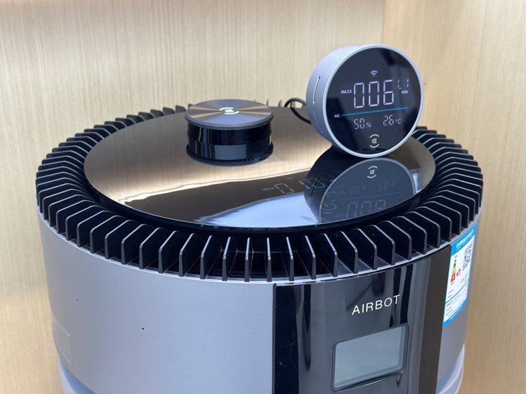 AIRBOT空氣清淨機可偵測空氣品質自動移動到需要清潔的區域。記者黃筱晴／攝影