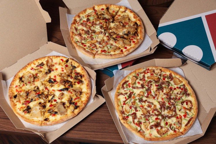 客家小炒披薩、梅干扣肉披薩、客家雙喜披薩自即日起正式開賣，搭配外帶優惠，12吋434元、9吋284元。圖／達美樂提供