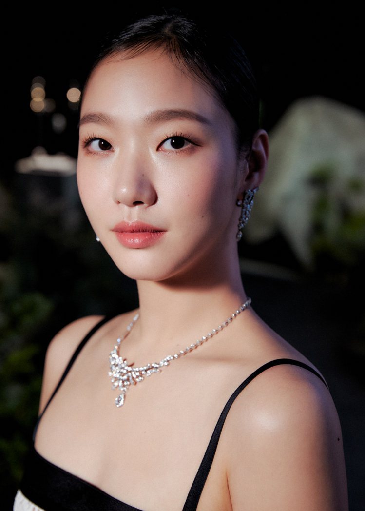 香奈兒品牌大使、韓國女星金高銀配戴緞帶主題的Tweed Ruban項鍊與耳環，白金鑲嵌鑽石，項鍊約723萬元；耳環約398萬4,000元。圖／香奈兒提供