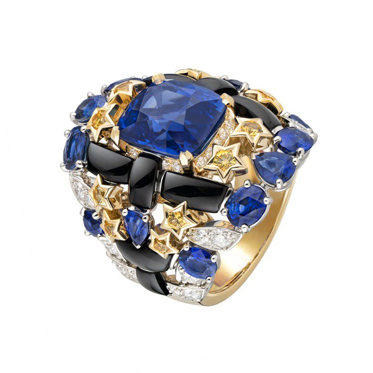 Tweed Icône Etoile戒指，黃金鑲嵌鑽石、藍寶石及瑪瑙，主石為約8.36克拉枕形切割斯里蘭卡藍寶石，1,534萬6,000元。圖／香奈兒提供
