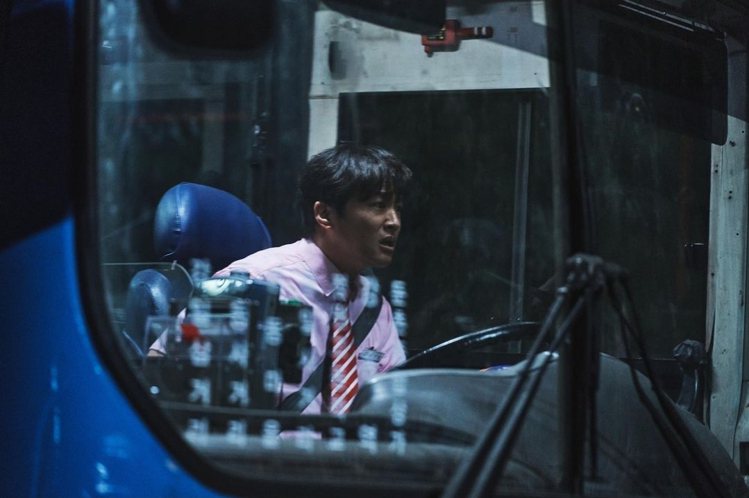 車太鉉隱身成公車司機。圖／摘自IG