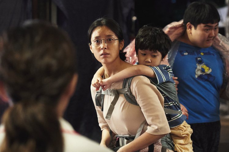 韓孝周為了保護孩子心力交瘁。圖／Disney+提供
