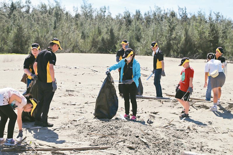 嘉義縣布袋鎮好美里沙灘在杜蘇芮颱風過境後遍布垃圾，上百人昨天淨灘。圖／嘉義縣政府提供