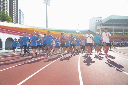 南山人壽與「長明賞」共同舉辦跑步訓練活動，董事長尹崇堯親自出席練跑，同時感謝到場的頂尖選手及跑者分享跑步技巧。 南山人壽／提供