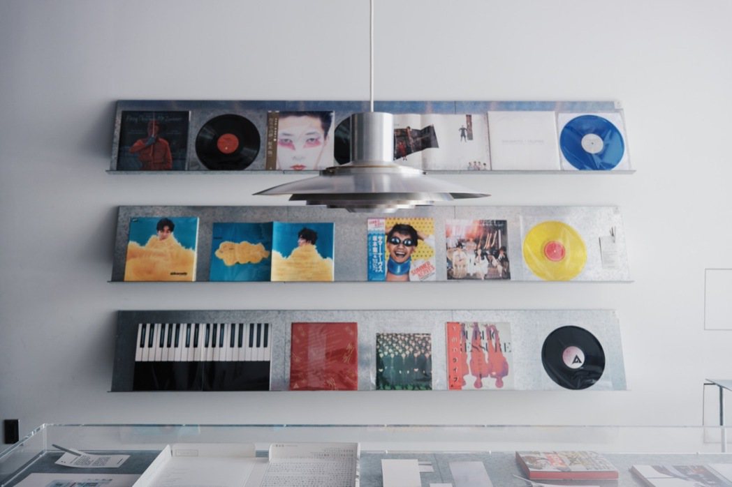 現場展出坂本龍一生涯不同時期所推出的黑膠唱片。 圖／重本書店提供