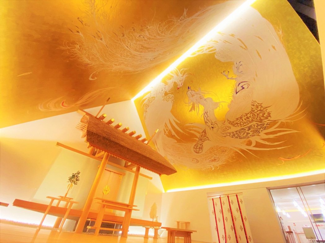 內部的天花板，是由知名畫家天野喜孝繪製的大型鳳凰壁畫。 圖／武蔵野坐令和神社