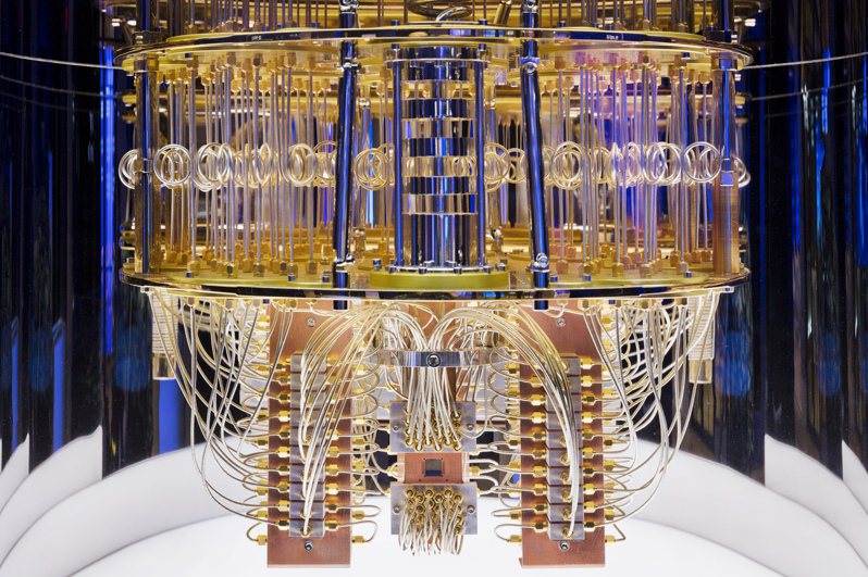 近年各國擴大對量子科技研發投資，更有一些地區形成「量子谷」產業聚落，催生一批量子新創公司。圖為德國首台量子電腦IBM量子系統一號內部結構。 中新社