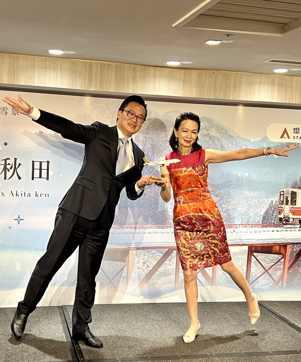 台灣虎航董事長陳漢銘（左）與燦星旅遊總經理殳蓁蓁，讓各自的兩家公司業績大起飛。 ...