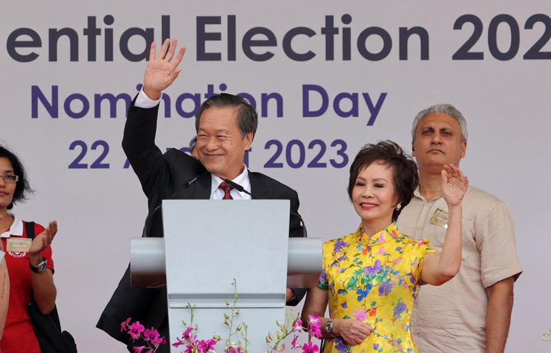新加坡總統選舉將至，職總英康（NTUC Income）前總裁陳欽亮（左）22日正式成為候選人，向在場民眾致意。圖／中央社（新加坡通訊及新聞部提供）