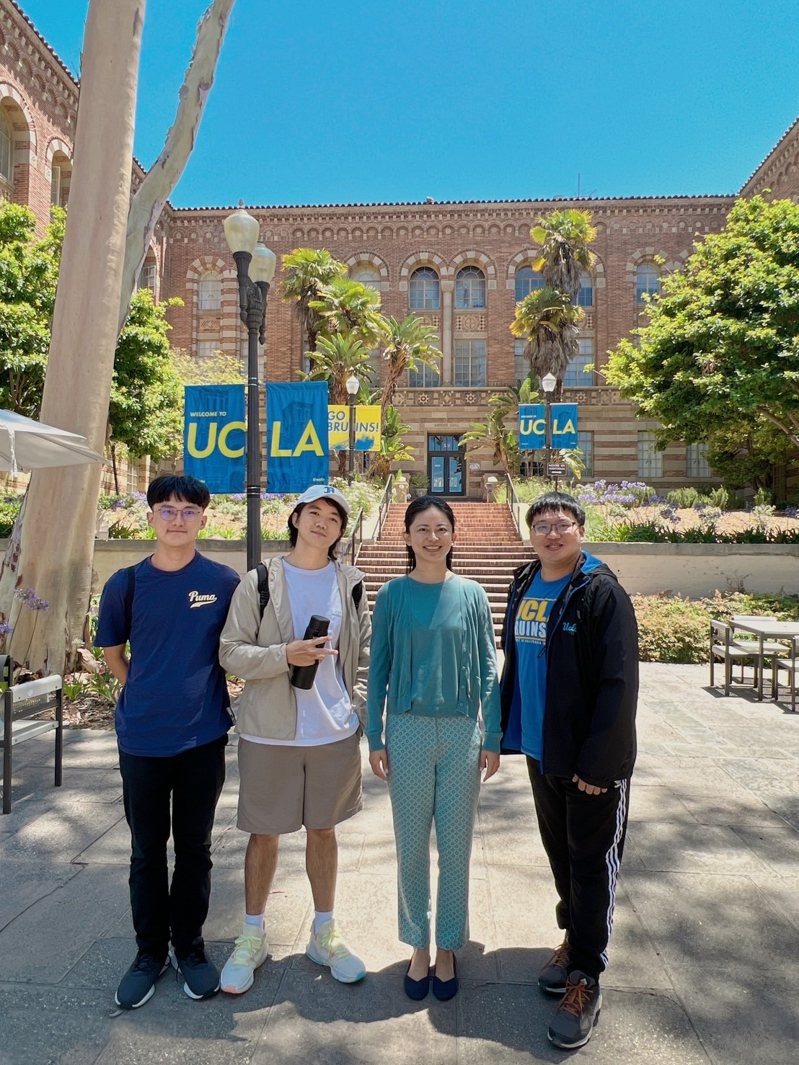 中山大學教育所所長謝百淇（右二）師生赴美研修於UCLA合影。圖／中山大學提供