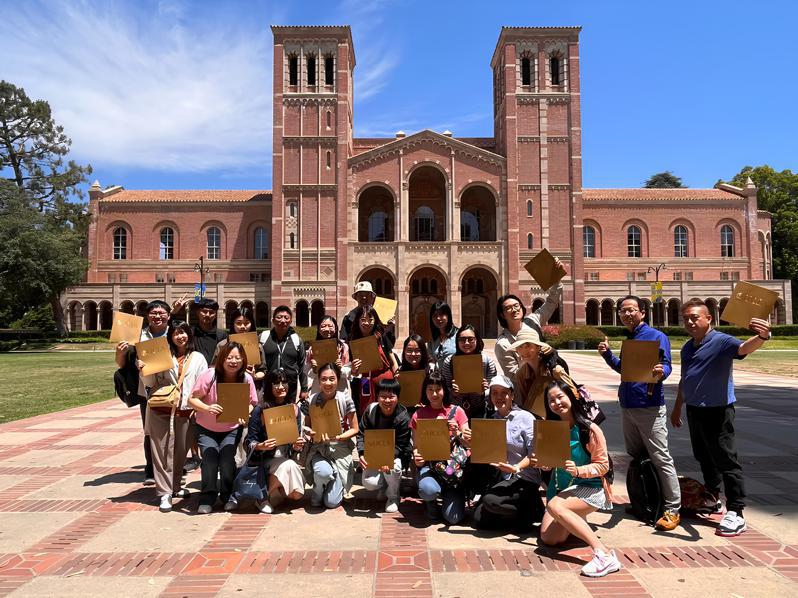 UCLA暑期研修頒予證書。圖／中山大學提供