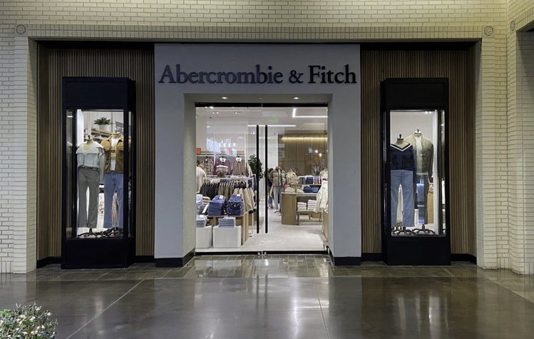 Abercrombie & Fitch台灣首間形象概念店，將落腳台中LalaPort購物中心，並預定9月上旬開幕（本圖為達拉斯店）。圖／Abercrombie & Fitch提供