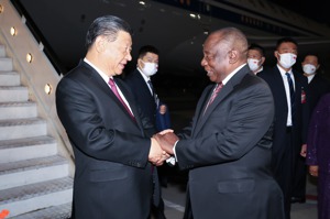中國大陸國家主席習近平（左）21日抵達南非約翰尼斯堡，南非總統拉馬福薩到場接機。新華社