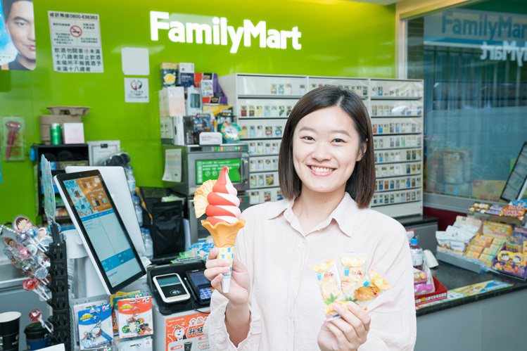 8月23日至9月4日購買全家便利商店Fami!ce霜淇淋（不限口味），即可免費獲贈一片台南金鑽鳳梨果乾，限量40萬片、送完為止。圖／全家便利商店提供