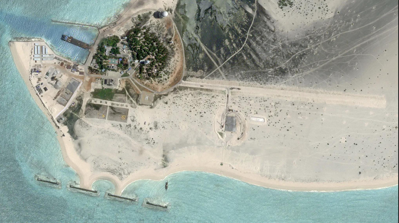 中國大陸疑似在西沙群島的中建島上興建簡便飛機跑道，圖／取自twitter.com/IndoPac_Info