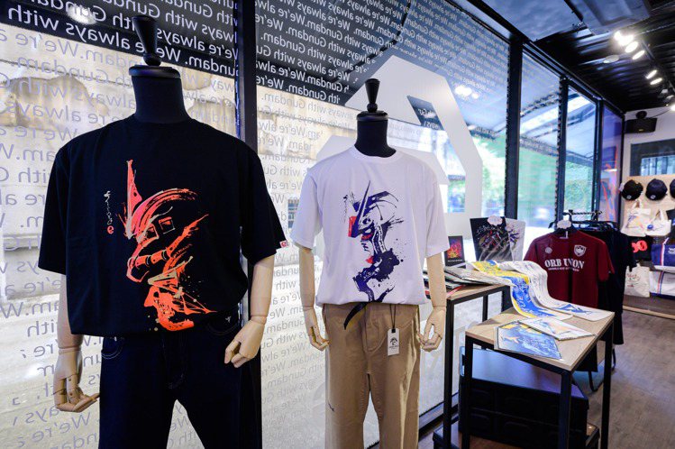 STRICT-G快閃店，現場展示多款經典服飾系列，並同步推出帽子、包包、徽章吊牌等多元配件。圖／台灣萬代提供