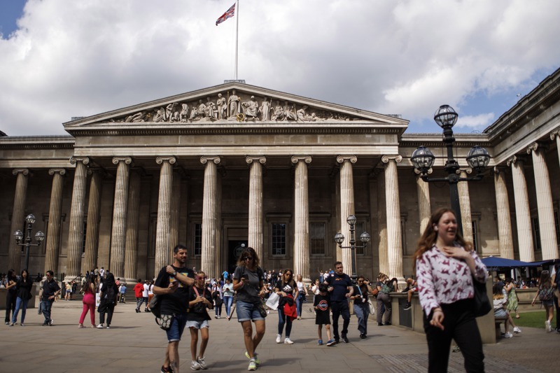 英國大英博物館16日驚傳監守自盜，千年珠寶、寶石與黃金等館藏不翼而飛，館方火速報警並解雇涉嫌員工，同時全面檢討安全機制。歐新社