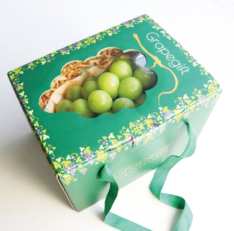 SOGO忠孝館Fresh Mart日本長野麝香葡萄禮盒原價2,200元/盒，特價1,980元/盒。圖／SOGO提供