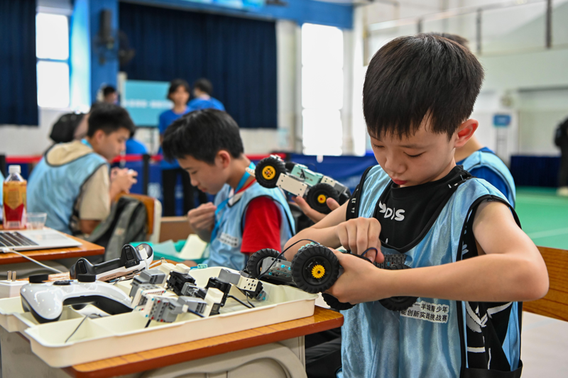 針對AI教育，大陸相信要從娃娃抓起。圖為廣州在本月12日舉行的首屆羊城青少年人工智能創新實踐挑戰賽總決賽，有近600名學生參與比賽。中新社