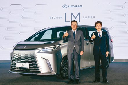 和泰車董事長黃南光（左）與日本豐田總工程師橫尾貴己主持LM改款發表會。和泰車／提供