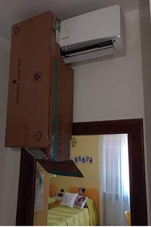 屋主自製一個紙箱分流風管，想將客廳的冷氣引流進到房間裡去。 圖擷自臉書
