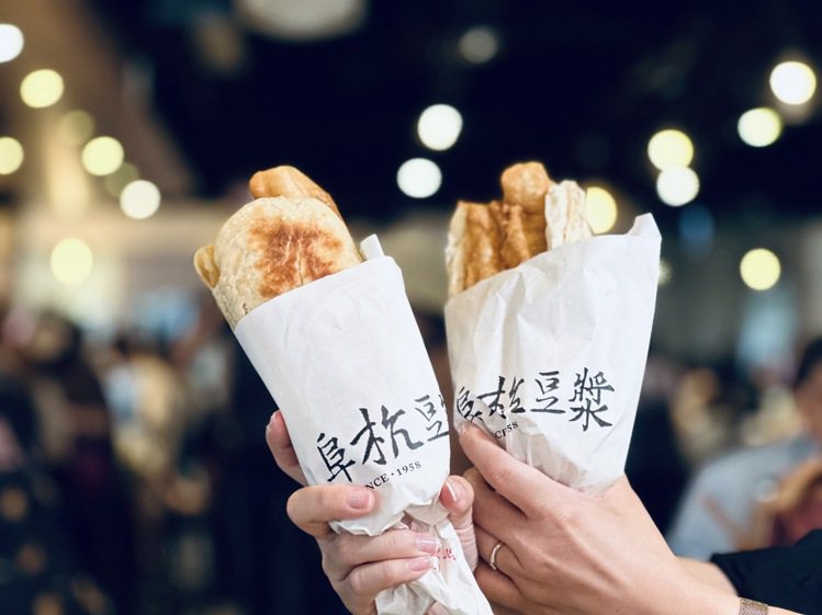 台北知名排隊美食阜杭豆漿創立於1958年，販售燒餅、油條、飯糰、豆漿等傳統早餐點心。圖／天成文旅-華山町提供