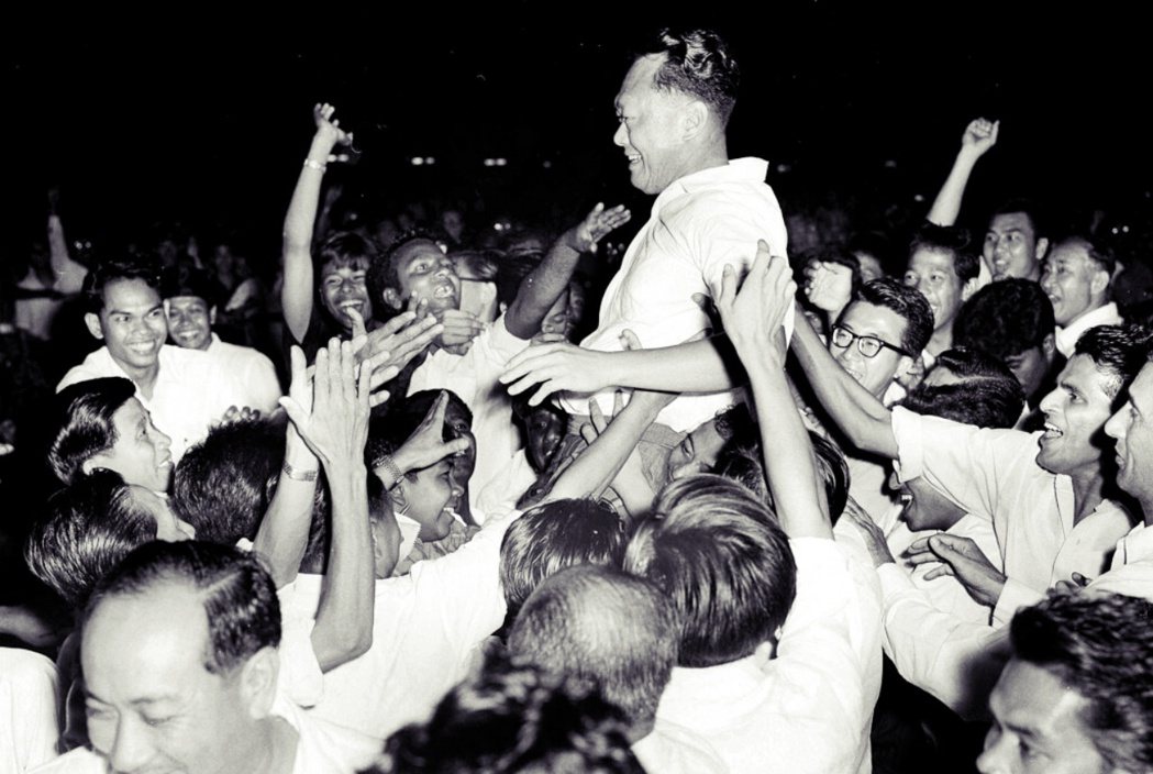1963 年，身為新加坡總理的李光耀在選舉中贏得壓倒性勝利。 圖／美聯社