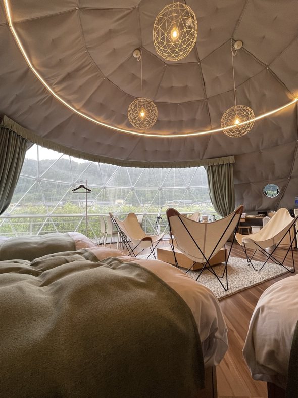 大型半球形豪華露營圓頂帳篷，可以欣賞夜空。 圖／TTN旅報提供