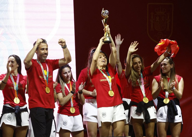 西班牙女足帶世界盃冠軍回國。 路透社