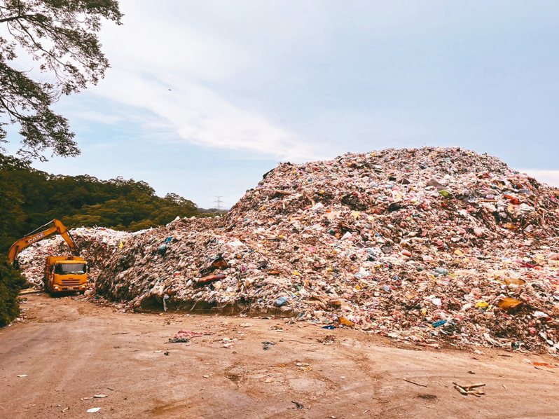 圖為新竹縣竹東垃圾掩埋場垃圾量達六、七層樓高，有汙染下游自來水源之虞。 聯合報系資料照／記者郭政芬攝影