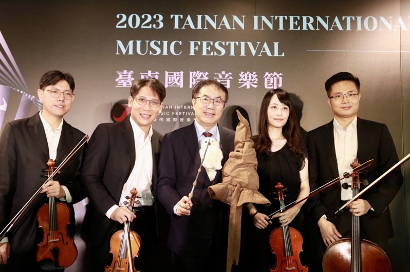 台南市長黃偉哲（中）23日宣布，2023台南國際音樂節9月2日登場，10月14日閉幕，涵蓋10檔、11場次音樂會，邀請市民朋友共襄盛舉。（台南市政府提供）