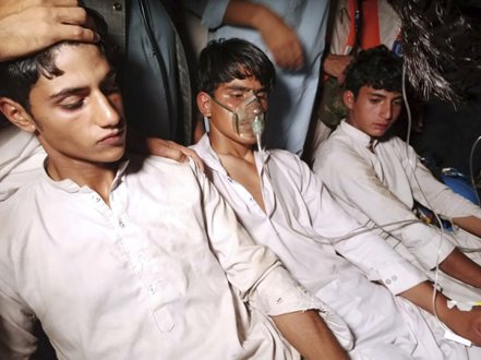 巴基斯坦西北部山區22日早上驚傳纜車纜索斷裂事故，導致6名孩童在內的8人受困。美聯社