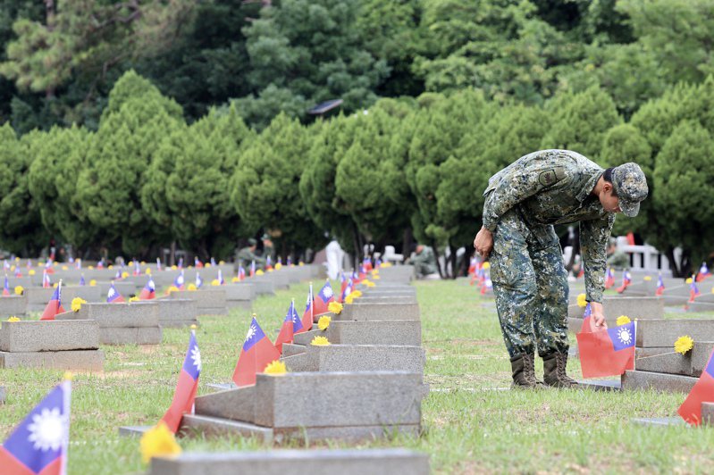 八二三戰役勝利65周年上午在太武山公墓舉行紀念活動，軍人為墓碑上香獻花。記者林伯東／攝影