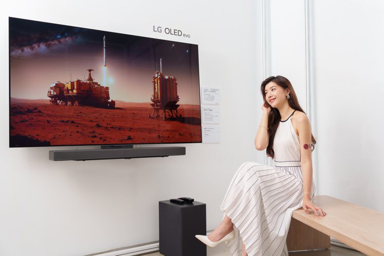 LG推出全球首創的3.1.3聲道超維度6D立體聲霸SC9S，且配備OLED C系列專屬支架，能完美結合OLED evo極緻系列電視，與電視喇叭同步音場。圖／LG提供
