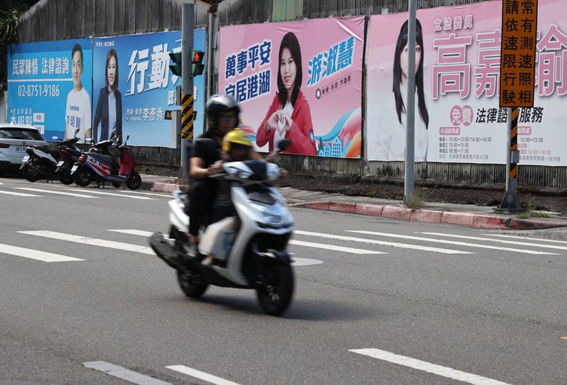 台北市競選廣告物管理自治條例限制「三點不露」，堪稱史上最嚴格的競選廣告法規，僅能設在競選辦公室、車輛及指定公布欄，但部分參選人遊走法律邊緣。記者胡經周／攝影